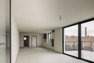 Op zoek naar een ruime en energiezuinige penthouse in Avelgem, voorzien van alle comfort en dicht bij alle voorzieningen? Dan is deze unieke woning perfect voor jou! Gelegen op de derde verdieping, biedt deze penthouse met een woonoppervlakte van 115 m² een prachtig uitzicht over Avelgem en een enorm terras van maar liefst 61 m², waar je in alle rust kunt genieten van de buitenlucht.<br /><br />Indeling:
<ul>
<li>Via de lift kom je in de ruime, lichte leefruimte met grote raampartijen die zorgen voor een overvloed aan natuurlijk licht en een schitterend uitzicht over de omgeving.</li>
<li>De open, volledig uitgeruste keuken is voorzien van hoogwaardige toestellen.</li>
<li>Het grote terras (61 m²) is toegankelijk via een schuifdeur vanuit de woonkamer.</li>
<li>Twee comfortabele slaapkamers.</li>
<li>De badkamer is uitgerust met zowel een ligbad, inloopdouche als een dubbele lavabo.</li>
<li>Een ruime berging en apart toilet maken het geheel compleet.</li>
</ul>
<br />Eigenschappen:
<ul>
<li>Energiezuinige penthouse, voorzien van een warmtepomp voor vloerverwarming en warm water.</li>
<li>Gemeenschappelijke fietsenberging.</li>
<li>Optioneel: open parkeerplaats aan te kopen.</li>
</ul>
Prijs: exclusief BTW, registratie en bijkomende kosten.<br /><br />Mis deze kans niet om te wonen in dit moderne, ruime penthouse op een toplocatie in Avelgem!<br /><br />Meer info of een bezoek? Contacteer Kyamo De Smet: 0479 06 13 71