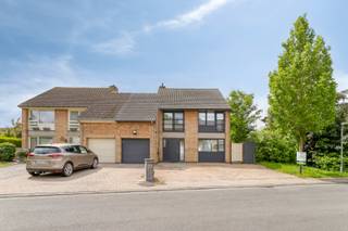 <span><span>Gelegen in de gegeerde woonwijk Hoge Voute te Zillebeke geniet deze <strong>ruime halfopen woning</strong> van een uitzonderlijk rustige en groene ligging, op slechts enkele minuten van het centrum van Ieper. De omgeving combineert een charmant dorpsgevoel met een vlotte bereikbaarheid, scholen, winkels en recreatiemogelijkheden in de nabijheid.<br />Hoge Voute staat bekend als een rustige en residentiële woonomgeving met een landelijk karakter en een sterke aantrekkingskracht voor gezinnen. In de buurt bevinden zich scholen, lokale handelszaken en dagelijkse voorzieningen, terwijl ook het centrum van Ieper vlot bereikbaar is.<br />Een extra troef is de groene en historische omgeving, met wandel- en recreatiegebieden zoals Provinciaal Domein Palingbeek en de Zillebekevijver vlakbij. Ook bekende sites zoals Hill 60 en Sanctuary Wood versterken het unieke karakter van deze locatie.<span>Onderkant formulier</span><br /><br /><strong><u>Troeven van deze woning:</u></strong></span></span>
<ul>
<li><span><span><strong>rustige en kindvriendelijke woonwijk</strong>; </span></span></li>
<li><span><span>landelijk wonen <strong>vlak bij Ieper</strong>;</span></span></li>
<li><span><span><strong>goede verbinding</strong> naar winkels, scholen en openbaar vervoer;</span></span></li>
<li><span><span>groene omgeving met veel wandel- en fietsmogelijkheden; </span></span></li>
<li><span><span>combinatie van <strong>rust, natuur en bereikbaarheid</strong>; </span></span></li>
<li><span><span><strong>4 slaapkamers</strong>, 5<sup>de</sup> mogelijk; </span></span></li>
<li><span><span><strong>Waardebepaling door beëdigde schatter</strong>; </span></span></li>
<li><span><span><strong>EPC</strong>: B</span></span></li>
<li><span><span><strong>Elektriciteit conform</strong></span></span></li>
<li><span><span>Bruikbare vloeroppervlakte<strong> 269 m²</strong></span></span></li>
</ul>
<span><span><strong><u>Constructie en faciliteiten</u></strong></span></span>
<ul>
<li><span><span>Dak in pannen</span></span>
<ul>
<li><span><span>18 cm isolatie</span></span></li>
</ul>
</li>
<li><span><span>Driedubbelglas in PVC</span></span></li>
<li><span><span>Nieuwe goten</span></span></li>
<li><span><span>Geïsoleerde spouwen</span></span></li>
<li><span><span>16 zonnepanelen van 350 kWh en 10 van 450 kWh</span></span></li>
<li><span><span>3 * 400 V fasige elektriciteit (dubbel tarief): <strong>conform</strong></span></span></li>
<li><span><span>Regenputwater <strong>5000 liter</strong></span></span></li>
<li><span><span>CV op gas met doorstromer ( condensatieketel maart 2026)</span></span>
<ul>
<li><span><span>Warmteboiler warm water</span></span></li>
</ul>
</li>
<li><span><span>Digitale tellers</span></span></li>
<li><span><span>Riolering: gescheiden stelsel</span></span></li>
<li><span><span>Airco’s: living en zolder</span></span></li>
<li><span><span>Waterverzachter</span></span></li>
<li><span><span>Oplaadpunt elektrische voertuigen</span></span></li>
</ul>
<span><span><strong><u>Indeling</u></strong><br /><strong><u>Gelijkvloers</u></strong></span></span>
<ul>
<li><span><span>Inkom</span></span></li>
<li><span><span>Toilet</span></span></li>
<li><span><span>Ruime hal met vestiaire</span></span></li>
<li><span><span>Salon</span></span></li>
<li><span><span>Living</span></span></li>
<li><span><span>Volledig uitgeruste keuken sinds 2 jaar ( AEG toestellen: vaatwasser; oven; microgolf; oven; keramische kookplaat)</span></span></li>
<li><span><span>Bureel</span></span></li>
<li><span><span>Gang naar de bijkeuken</span></span></li>
<li><span><span>Bijkeuken</span></span></li>
<li><span><span>Technische ruimte ( was- en plasruimte)</span></span></li>
<li><span><span>Garage</span></span></li>
</ul>
<span><span> <strong><u>Eerste verdieping</u></strong></span></span>
<ul>
<li><span><span>4 slaapkamers</span></span></li>
<li><span><span>Berging</span></span></li>
<li><span><span>Badkamer met toilet, lavabo, inloopdouche</span></span></li>
</ul>
<span><span> <strong><u>Tweede verdieping</u></strong></span></span>
<ul>
<li><span><span>Vaste trap naar multifunctionele ruimte ( berging, slaapkamer, hobbyruimte)</span></span></li>
</ul>
<span><span> <strong><u>Tuin</u></strong></span></span>
<ul>
<li><span><span>Zuidgerichte tuin en terras volop in een groene omgeving</span></span></li>
</ul>
<br /><strong><span><span>Kortom: wenst u deze energiezuinige en meer dan instapklare woning te bezichtigen?</span></span></strong><br /><span><span>Maak dan nu uw afspraak op het nummer 051/50 11 51 of mail naar info@diksimmo.be en ontdek uw nieuwe thuis in Zillebeke.</span></span><br /><br />