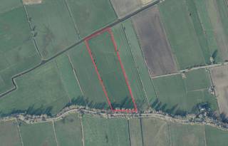 De landbouwgrond is gelegen aan de bovenzijde van de Vaartdijk.Momenteel is het een weide, maar er is geen aanduiding historisch permanent...