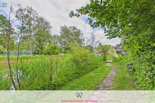 Tussen het groen en de rust aan de Vlakerweg in Maaseik bevindt zich deze recreatievijver met chalet op een perceel van 1.644 m².<br /><br />Wie hier aankomt, merkt meteen dat dit geen klassiek recreatief verblijf is. De natuurlijke omgeving, het water, de aanleg van het perceel en de chalet creëren samen een bijzonder kader waar rust en natuurbeleving centraal staan.<br /><br />De chalet werd ingericht als vakantieverblijf en geniet van een sterke connectie met de buitenomgeving. Vooral de ruime veranda vormt een echte meerwaarde, met grote raampartijen en een rechtstreeks zicht over de vijver. Daarnaast omvat het verblijf onder meer een leefkeuken, slaapkamer, badkamer en berging.<br /><br />Ook buiten werd de eigendom verder ingericht met terrassen, een mooi aangelegd wandelpad en een afzonderlijk bijgebouw met verschillende bergruimtes en een extra toilet.<br /><br />Een bijkomend praktisch voordeel is de aanwezige dieptepomp voor het bijvullen van de vijver, waardoor men hiervoor niet afhankelijk is van de gemeenschappelijke installatie.<br /><br />Deze eigendom richt zich in het bijzonder tot kandidaat-kopers die op zoek zijn naar een recreatieve plek midden in het groen, waar rust, natuurbeleving en verblijfskwaliteit primeren op klassieke woonstandaarden.<br /><br />Het meubilair is inbegrepen in de verkoop.<br /><br />Belangrijk: het goed is gelegen in natuurgebied. Daarnaast is er een stedenbouwkundig dossier gekend met betrekking tot onder meer de vijver, chalets en afsluiting.<br /><br />Heb je interesse in deze bijzondere eigendom? Contacteer ons gerust. Wij lichten de specifieke context van het goed graag verder toe voor of tijdens een bezichtiging.