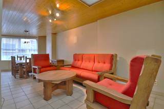 <p><span>VERRASSEND RUIME STADWONING </span></p><p><span> </span></p><p><span>Deze woning komt dapper uit de hoek met verrassend veel woonruimte.<br />Het gelijkvloers voorziet in twee extra large leefruimtes en een tussengelegen woonkeuken.<br />De keuken houdt het sober maar de ruimte op zich heeft veel in zijn mars, ook aan lichtinval is er geen tekort.</span></p><p><span>Vanuit de trahal komt het verdiep tot leven. Er zijn 2 aparte ruimtes die kunnen ingezet worden als slaapkamer.<br />Achteraan is een opgebouwd volume nu dienstdoende als hobby ruimte maar vlot te integreren in het geheel.<br /><br />Er is een sobere badkamer en een overdekt terras. <br />Met praktische bergkelder.</span></p><p><span> </span></p><p><span>DAKEN VERNIEUWD<br />VEEL WOONRUIMTE<br />VEEL LICHT<br />MOOIE HOBBYRUIMTE <br /><br /><br /></span></p><p><span> </span></p><p><span> </span></p><p><span> </span></p><p><span> </span></p><p><span> </span></p>