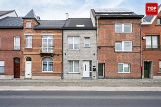 Deze volledig gerenoveerde woning is gelegen in centrum Wetteren, een aangename en gunstig gelegen buurt met winkels, scholen, openbaar vervoer...