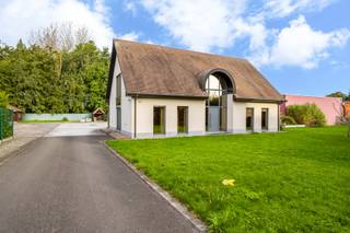 Dit project omvat twee percelen :Perceel NR 4- opp. 3439m2 met polyvalente opslagplaats/loods. van +740m2- 2 afzonderlijke toegangen via grote...