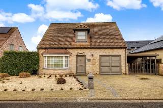 Deze prachtige woning, gelegen in het charmante Temse, biedt een harmonieuze combinatie van comfort en functionaliteit met een bouwjaar van 1997. Met een royale bewoonbare oppervlakte van 207 m² is deze eigendom perfect afgestemd op een verfijnde levensstijl. De goed onderhouden tuin vormt een oase van rust, ideaal voor ontspanning en entertainment in een groene omgeving. Daarnaast beschikt de woning over een ruime garage/ berging en maar liefst vier parkeerplaatsen, wat gemak en voldoende ruimte garandeert voor meerdere voertuigen.<br />De tuin is zeer mooi aangelegd met een prachtige vijver waar je in de lente/zomer heerlijk kan genieten.<br />Binnen biedt de woning drie ruime slaapkamers die flexibiliteit en privacy waarborgen, terwijl de volledig uitgeruste badkamer met hoogwaardige afwerkingen bijdraagt aan het wooncomfort. De doordachte indeling en het tijdloze karakter maken deze woning tot een uitmuntende keuze voor wie op zoek is naar een stijlvolle en functionele woning in een aantrekkelijke omgeving.<br />Contacteer ons snel om deze prachtige woning te bezoeken!