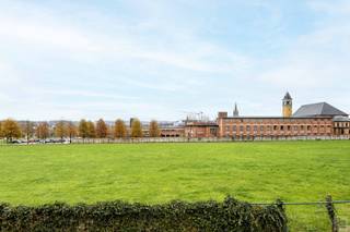 Dit ruime en energiezuinige appartement van 100 m² (bouwjaar 2021) met 2 slaapkamers, autostaanplaats en prachtig uitzicht is gelegen op de...