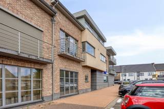 <p><strong>TE KOOP: Gelijkvloers appartement met 2 slaapkamers – opbrengsteigendom in Heusden!</strong><br />Bent u op zoek naar een interessante investering? Dit verzorgd gelijkvloers appartement is gelegen op een gunstige locatie in Heusden en vormt een uitstekende opportuniteit als opbrengsteigendom.<br />Het appartement beschikt over een lichtrijke woonkamer met een open keuken, wat zorgt voor een aangename en praktische leefruimte. Verder zijn er twee ruime slaapkamers en een badkamer, uitgerust met een inloopdouche. Vanuit de 2de slaapkamer heeft u toegang tot het terras, waar u kan genieten van een aangename buitenruimte.<br />Bovendien beschikt het appartement over een ondergrondse autostaanplaats en een privatieve berging dewelke in de prijs inbegrepen zijn.<br /><strong>Ligging:</strong><br />Dankzij de gunstige ligging in Heusden bevinden winkels, scholen, openbaar vervoer en andere dagelijkse voorzieningen zich op korte afstand. Ook de verbinding naar omliggende gemeenten en belangrijke invalswegen is vlot.<br /><strong>Indeling:</strong><br />Inkomhal, woonkamer met open keuken, twee ruime slaapkamers, badkamer met inloopdouche, terras, ondergrondse autostaanplaats en privatieve berging.<br /><strong>Troeven:</strong><br />- Ideale opbrengsteigendom!<br />- Gelijkvloers appartement!<br />- Twee ruime slaapkamers!<br />- Aangenaam terras!<br />- Ondergrondse autostaanplaats!<br />- Gunstige ligging in Heusden!<br /><strong>EPC C met certificaatnummer 20260804-0003927119-RES-1</strong><br /><strong>G-score: B</strong><br /><strong>P-score: B</strong><br /><strong>Stedenbouwkundige info: woongebied – bouwvergunning – geen voorkooprecht </strong><br /><strong>Bron bewoonbare oppervlakte EPC</strong></p>