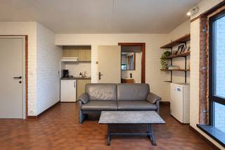 <strong>Investeren in Gent? Hier is je huurder al aanwezig!</strong><br /><br />Op een aantrekkelijke locatie aan de Zwijnaardsesteenweg, vlak bij UZ Gent, bieden we vijf reeds verhuurde studio's aan, met vraagprijzen vanaf <strong>€ 215.000</strong>.<br /><br /><u><strong>Voor meer info alexander@ocvastgoed.be of 0476 62 30 37! </strong></u><br /><br />Een interessante mogelijkheid voor wie wil investeren in vastgoed met bestaande huurinkomsten, zonder eerst zelf een huurder te moeten zoeken.<br /><br />De studio's worden verkocht in hun huidige, niet-gerenoveerde staat, met overname van de lopende huurovereenkomsten. De ramen werden vernieuwd en er werd bijkomende dakisolatie geplaatst.<br /><br /><strong>Beschikbare studio's en vraagprijzen:</strong><br /><strong>- Nr. 648 – € 215.000:</strong> 36 m², eerste verdieping, straatzijde. Huidige huur: € 594/maand.<br /><strong>- Nr. 650 – € 225.000:</strong> 37 m², eerste verdieping, achteraan. Huidige huur: € 572/maand.<br /><strong>- Nr. 652 – € 225.000:</strong> 37 m², tweede verdieping, achteraan. Huidige huur: € 585/maand.<br /><strong>- Nr. 654 – € 215.000:</strong> 36 m², tweede verdieping, straatzijde. Huidige huur: € 548/maand.<br /><strong>- Nr. 656 – € 215.000:</strong> 36 m², tweede verdieping, straatzijde. Huidige huur: € 570/maand.<br /><br /><strong>Waarom investeren in deze studio's?</strong><br />- Bestaande huurders en lopende huurinkomsten<br />- Gelegen vlak bij UZ Gent<br />- Vernieuwde ramen en bijkomende dakisolatie<br />- Gebouw met lift<br />- Mogelijkheid om één of meerdere studio's aan te kopen<br />- Renovatiepotentieel op langere termijn<br /><br /><strong>Slechts 5 verhuurde studio's beschikbaar.</strong><br /><br />Je koopt vastgoed op een interessante Gentse locatie, met bestaande huurinkomsten en mogelijkheden op lange termijn.<br /><br /><strong>Interesse in één of meerdere studio's?</strong><br /><br />Contacteer Alexander van OC Vastgoed op <strong>0476 62 30 37</strong> of via <strong>alexander@ocvastgoed.be</strong>. Ik bezorg je graag het overzicht van de huurinkomsten, de afzonderlijke studio's en de verdere investeringsinformatie.<br /><br />CV: Elektrisch<br />EPC: 316 kWh/m²jaar (D-label) – Bruto vloeroppervlakte: 36 m<sup>2</sup> volgens het EPC-attest <br />Stedenbouwkundige inlichtingen: woongebied, bouwvergunning, geen verkavelingsvergunning, voorkooprecht, geen rechterlijke herstelmaatregel of bestuurlijke maatregel opgelegd.<br />Geen overstromingsgevoelig gebied: P-score: C, G-score: C.<br />Geen renovatieplicht.