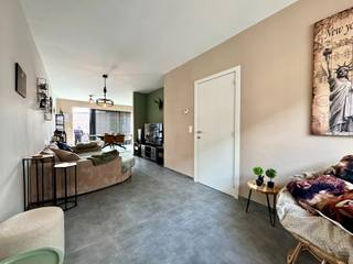 INDIEN U EEN BEZOEK WENST IN TE PLANNEN GELIEVE EEN BEZOEK AAN TE VRAGEN VIA WWW.HILLEWAERE.BE VIA DE RODE KNOP<br /><br />Deze recente rijwoning ligt in een rustige straat, op een boogscheut van het stadscentrum.<br /><br />Indeling:<br />Inkomhal met gastentoilet. Lichtrijke woonkamer met open keuken. Deze is volledig uitgerust (vaatwasser, combi-oven, kookplaat en koelkast met vriesvak. Aansluitend is er een handige berging met aansluitingen voor wasmachine en droogkast. Via het schuifraam stap je zo de zuidgerichte tuin in. Een knusse buitenruimte met onderhoudsvriendelijk kunstgras en een praktische tuinberging. Extra handig: de tuin is ook bereikbaar via een achterpoortje!<br /><br />Op de eerste verdieping bevinden zich 2 ruime slaapkamers en een badkamer voorzien van ligbad, douche en dubbele wastafel. De tweede verdieping telt nog eens 2 extra slaapkamers/hobbyruimtes.<br /><br />Kortom, een warme en instapklare woning!<br /><br />Bijzonderheden:<br />- Beschikbaar vanaf 1/8/2026<br />- Geen garage<br />- De woning zal wit opgeschilderd opgeleverd worden<br />- tuin met kunstgras<br />- Kraantje buiten op regenwater<br />- Zuidgerichte tuin<br />- Zonnepanelen<br />- Vloerverwarming op het gelijkvloers