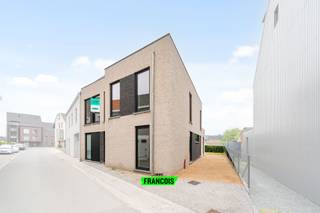 Laat u verrassen door deze gloednieuwe halfopen bebouwing!Op het gelijkvloers biedt deze woning een inkomhal, fietsenberging / technische ruimte,...