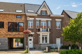 Centraal gelegen woning met ruime praktijkruimte.
Gelegen op wandelafstand van het gezellige centrum van Reet (winkels, scholen, openbaar vervoer) en op amper 5 minuten van de E19 (Antwerpen-Brussel) – een droomlocatie voor woon-werkverkeer!

Troeven op een rij:
Energiezuinig &amp; Modern: Gunstig EPC-label C dankzij een volledig vernieuwd en geïsoleerd dak, nieuwe CV op aardgas, 14 zonnepanelen én airconditioning.
Commerciële opportuniteit: Het gelijkvloers biedt een aparte voordeur/doorgang, een ingerichte handels- of kantoorruimte met maatkasten, een handige kitchenette en een zithoek. Ideaal voor een vrij beroep, zelfstandige of thuiswerker!
Buitenleven: Geniet volop van de zon in de rustige zuidgerichte tuin met terras en mogelijkheid tot achteruitgang.

De indeling:
Kelder (-1): Praktische voorraadkelder.
Gelijkvloers: Authentieke inkomhal, traphal, apart toilet, sas, multifunctionele kantoor-/handelsruimte, gezellige zithoek, volledig ingerichte keuken, wasplaats en berging.
1ste verdieping: Nachthal, een eerste gloednieuw ingerichte badkamer met toilet, 2 ruime slaapkamers en een dressing met vaste kasten.
2de verdieping: Vaste trap naar de knap afgewerkte zolderverdieping met een handige traphal, een tweede modern ingerichte badkamer met toilet en een volwaardige 3de slaapkamer.
Parkeergelegenheid is er in de onmiddellijke omgeving. Kortom: een unieke karakterwoning op een toplocatie!

