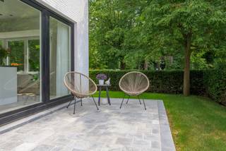 Deze woning is TOPgelegen aan en met zicht op de Astridpark, UNIEKE LOCATIE in het centrum van Kortrijk. Kwalitatief en volledig gerenoveerde woning met STADTUIN, tocht op het park, ondergrondse garage en oprit, 4 slaapkamers en 3 badkamers. IDEAAL voor mensen op zoek naar ruimte op een topligging. <br />INDELING: inkom en traphal, toilet, handige berging, geïnstalleerde luxe-keuken met EILAND, aanpalend een fantastisch terras met zicht op groen, gezellige leefruimte, volledig onderkelderd (garage en berging), en op de verdiepen bevinden zich 4 grote slaapkamers (waarvan de master met een uniek zicht op het park en een eigen dressing), en 3 badkamers. <br /><br />TOTAALRENOVATIE: nieuw en geïsoleerd dak, centrale verwarming op aardgas, conforme elektr., EPC B, aangename grote ruimtes. <br /><br />Bezoek na afspraak met IMMO BEGUIN: tessa@immobeguin.be