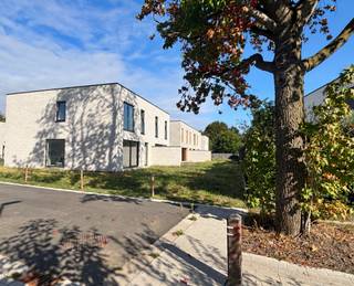 <p>Ontdek deze hedendaagse woningen in de Smeskeshof-verkaveling, in een rustige en groene omgeving aan de rand van Waregem. Het project omvat 6 halfopen en 3 gesloten woningen, met een doordachte indeling en ruimte voor het hele gezin.<br />Op het gelijkvloers vindt u een lichtrijke leefruimte met open keuken, een bureauruimte, een praktische berging en een apart toilet. De verdieping biedt drie of vier comfortabele slaapkamers, een volledig uitgeruste badkamer en een tweede apart toilet.<br />U kiest voor een volledig afgewerkte sleutel-op-de-deurwoning of een ruwbouw wind- en waterdicht, afgestemd op uw wensen.<br />Hier woont u rustig, met vlotte verbindingen naar het centrum van Waregem, het treinstation en de E17.<br />Lot 19 is reeds verkocht.<br />De beelden met meubels zijn digitale inrichtingsvoorstellen en dienen uitsluitend ter illustratie. De getoonde meubels en decoratie zijn niet inbegrepen in de verkoop.<br />Interesse? Neem contact op voor meer informatie of een bezoek ter plaatse.</p>
