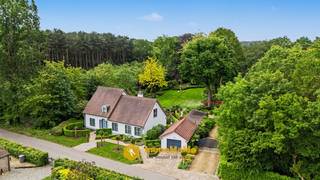 Verscholen op een <strong>uitzonderlijk perceel</strong> van <strong>10.397 m²</strong> bevindt zich deze <strong>stijlvolle villa in Wachtebeke waar luxe, comfort en absolute privacy</strong> samenkomen. Omgeven door een <strong>prachtig aangelegd parkdomein</strong> geniet u hier elke dag van een unieke woonbeleving, midden in het groen en zonder inkijk.<br /><br />De tuin is zonder twijfel het pronkstuk van deze eigendom. <strong>Majestueuze bomen, een sierlijke vijver, kleurrijke beplanting, een wandelpad en sfeervolle verlichting</strong> creëren een idyllisch decor dat elk seizoen tot zijn recht komt. Het ruime, deels overdekte terras nodigt uit om het hele jaar door in alle rust van deze uitzonderlijke buitenomgeving te genieten.<br /><br />Ook de <strong>woning straalt klasse en kwaliteit uit</strong>. Met een <strong>bewoonbare oppervlakte van 218 m²</strong> werd elk detail <strong>afgewerkt met duurzame, hoogwaardige materialen</strong>. Grote raampartijen zorgen voor natuurlijk licht en bieden vanuit vrijwel elke ruimte een prachtig zicht op de tuin.<br />De gezellige leefruimte met gashaard sluit aan op de <strong>keuken, afgewerkt met kwalitatieve materialen en elegante autolakfronten</strong>. Vanuit de keuken geniet u van een rustgevend uitzicht op het groen. Aansluitend bevindt zich een ingebouwde kluis, die desgewenst verwijderd kan worden om de ruimte verder uit te breiden.<br /><br /><strong>Op de verdieping</strong> bevinden zich <strong>twee ruime slaapkamers met ingemaakte kasten, een aparte dressing en een luxueuze badkamer</strong> met wellnessbad, dubbele lavabo en hoogwaardige afwerking. Op het gelijkvloers vindt u een <strong>afzonderlijk bureau dat perfect kan dienen als derde slaapkamer, evenals een tweede badkamer</strong> met douche en wastafel.<br />De <strong>ruime zolder met elektriciteit</strong> biedt tal van mogelijkheden voor extra opslag of een toekomstige invulling. Verder beschikt het domein over een <strong>garage, carport en tuinhuis</strong>.<br /><br /><strong>Technische troeven:</strong><br />- elektrische rolluiken<br />- alarmsysteem<br />- volledige domotica<br />- hoogwaardige afwerking <br />- epc C<br /><br />Heeft u interesse of wenst u meer info?<br /><strong>GSM: 0492 97 47 00 of e-mail: nathalie@immomamo.be</strong>