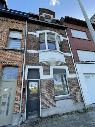 <p><span>ANTWERPSESTRAAT 180, 2850 BOOM</span></p><p><span>Centraal gelegen gezinswoning!</span></p><p><span> </span></p><p><span>Deze gezinswoning is uiterst goed bereikbaar via de A12. Er is een goede connectie met het openbaar vervoer richting Antwerpen en Mechelen.</span></p><p><span>Op minder dan 3 kilometer zijn er diverse winkels en supermarkten bereikbaar.</span></p><p><span>Aan scholen geen gebrek In Boom, zo is er een ruime keuze aan lagere en middelbare scholen, allen veilig bereikbaar met de fiets.</span></p><p><span> </span></p><p><span>De woning zelf is op te frissen. Mits verdere afwerking kunnen er vier slaapkamers gemaakt worden op de bovenste verdiepingen.</span></p><p><span>De woning zelf omvat momenteel op het gelijkvloers: een inkomhal, een leefruimte met open keuken.</span></p><p><span>Op tuinniveau een kelder en een tuintje met achteringang.</span></p><p><span>Op Verd. +1: een slaapkamer en een ruime badkamer.</span></p><p><span>Op Verd. +2: een ruime slaapkamer. </span></p><p><span>Op Verd. +3: een af te werken ruimte met de mogelijkheid tot twee slaapkamers. </span></p><p><span> </span></p><p><span>Voor meer info of een bezoek: 03 888 44 01 of via <span>info@immodillen.be</span></span></p><p><span> </span></p>