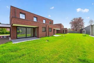 Energiezuinig en duurzaam wonen, dat kan u binnenkort in centrum Nijlen.<br />Deze nieuwbouwwoning met 3 slaapkamers en zuid-tuin ligt op een toplocatie. Zeer rustig gelegen maar toch op minder dan 100 meter van het dorpscentrum.<br />De woning wordt uitgerust met energiezuinige en duurzame technieken zoals een warmtepomp, vloerverwarming, ventilatiesysteem, regenwaterrecuperatie, zonnepanelen, ....<br />Deze tijdloze gezinswoning biedt u alle comfort en heeft volgende indeling:  <br /><br />GLV – inkom; gastentoilet; woonkamer met ingerichte open keuken en directe toegang tot terras en tuin; technische berging (aansluiting WM/DK en technieken).<br />Bovenverdieping – 3 ruime slaapkamers en ruime badkamer met inloopdouche, dubbele lavabo en toilet.  <br />Terras en tuinzones worden aangelegd. De tuin wordt omheind en voorzien van een ruime tuinberging. <br /><br />U kan de laatste details van deze woning conform het lastenboek nog afwerken volgens uw stijl en smaak. Aankoop onder stelsel van registratierechten (grond) en BTW (woning). Een ondergrondse parking is verplicht aan te (huur-)kopen.<br /><br />Bekijk nu al de foto's op onze website www.dplusvastgoed.be<br />Voor meer informatie of voor een bezoek bel 0475 59 90 00 of mail yves@dplusvastgoed.be