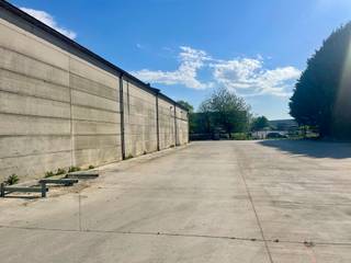 A louer dans le zoning de Perwez, entrepôt de +/- 880m² , avec une dalle en excellent état et toiture isoléePour plus d'informations veuillez nous...