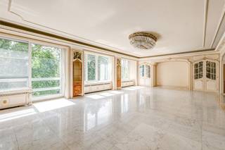 In een verzorgd gebouw aan de Rubenslei bevindt zich dit uitzonderlijk ruime en lichtrijke appartement op de vierde verdieping. Dankzij de...