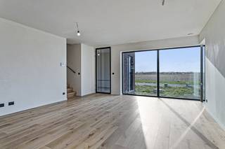 Op een rustige, doch vlot bereikbare locatie te Vinkt vinden we deze halfopen bebouwing terug. Deze nieuwbouwwoning is ruim en elegant. Het heeft een mooie uitstraling en biedt veel comfort en ruimte. INDELINGGelijkvloers- inkomhal met gastentoilet en ruimte voor vestiaire- zeer ruime leefruimte met directe toegang tot de tuin - open keuken met eiland aansluitend aan leefruimte en zicht op de tuin- berging met directe toegang tot de keukenEerste verdiep- slaapkamer 1 (12,90m²)- slaapkamer 2 (10,32m²) - slaapkamer 3 (10,32m²)- apart toilet- badkamer met bad, inloopdouche en dubbele lavabo (7,53m²)- berging Tuin 298,37m²- met een terras van 35,30m²- tuin en fietsberging 15m²- oprit naar carport- wandelpad naar voordeur en voortuin