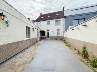 VEELZIJDIGE EIGENDOM bestaande uit een HANDELSPAND met bovengelegen WOONST, gelegen op een UITERST GUNSTIGE LOCATIE te Sint-Eloois-Vijve...