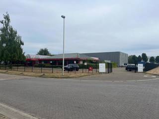Alleenstaand polyvalent bedrijfsgebouw voorzien van magazijn met laadkdes en kantoren/showroom.Strategische ligging in Malle met een terrein van ca...