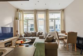 <b>Recent 1-slaapkamer appartement aan Slachthuissite<br /><br /></b>- Reeds 30% verkocht van project -<b><br /></b>Gelegen aan de Slachthuissite: een buurt die de laatste jaren enorme stappen heeft gemaakt en momenteel erg veel investeerders aantrekt door haar geschiedenis en veelbelovend toekomstperspectief.<br />De komende jaren zal hier een aanzienlijke <strong>transformatie </strong>plaatsvinden met verschillende nieuwe <strong>ontwikkelingsprojecten </strong>en <strong>herbestemmingen </strong>van historische panden.<br />Deze buurt biedt de bewoner een unieke mix van de authentieke, industriële charme en de moderne stadsvernieuwing.<br />In combinatie met een uitzonderlijk mooie mobiscore is het hier aantrekkelijk wonen voor wie wil genieten van het stadsleven, zonder in te boeten aan comfort en leefbaarheid.<br /><br />Het appartement zelf meet 48 m² en werd volledig <strong>gerenoveerd </strong>in 2008: voorzien van moderne afwerking en faciliteiten.<br />De EPC-score van C houdt in dat er geen renovatieverplichting geldt!<br />Er is een <strong>aparte slaapkamer </strong>die voldoende ruimte biedt voor een tweepersoonsbed en een kledingkast. De badkamer werd uitgerust met modern sanitair.<br />De lage maandelijkse kosten van slechts 25 euro maken dit appartement bijzonder aantrekkelijk voor zowel starters als investeerders.<br /><br /><strong>Bijzonderheden:<br /></strong><span>- Volledig verbouwd in 2008</span><br /><span>- Verhuurd - mits inachtname huurders</span><br /><span>- Aparte meters<br /></span>- Kelderberging