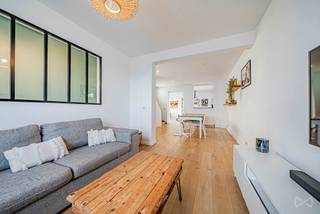 We Invest presenteert u dit prachtige, smaakvol gerenoveerde huis op een ideale locatie in Halle. Met een woonoppervlakte van 140 m² op een...