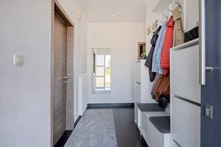 <p><span>Ontdek deze bijzonder ruime gezinswoning, gelegen aan de Oude Abdijstraat 3 in Aalst. De woning werd gebouwd in 2010 en beschikt over maar liefst 215 m² bewoonbare oppervlakte, vier volwaardige slaapkamers, twee badkamers en een gezellige tuin. Dankzij de royale volumes en de flexibele indeling is dit de ideale woning voor een groot of groeiend gezin.</span></p>
<p><span>Bij het betreden van de woning komt u terecht in een verzorgde inkomhal met een afzonderlijk gastentoilet. Aansluitend bevindt zich een praktische berging, ideaal voor het opbergen van voorraad, huishoudtoestellen en andere benodigdheden.</span></p>
<p><span>De volledig uitgeruste keuken biedt alle nodige ruimte en comfort om dagelijks te koken. De bijzonder ruime leefruimte vormt het hart van de woning en biedt voldoende plaats voor zowel een gezellige zithoek als een grote eetplaats. Dankzij de royale oppervlakte kan deze ruimte volledig naar eigen smaak en behoeften worden ingericht.</span></p>
<p><span>Vanuit de leefruimte bereikt u de aangename tuin, waar u in alle rust kunt ontspannen, gezellig kunt tafelen of de kinderen veilig kunt laten spelen. De combinatie van een ruime binnenomgeving en een eigen buitenruimte zorgt voor een bijzonder comfortabele woonbeleving.</span></p>
<p><span>Op de eerste verdieping bevinden zich drie volwaardige slaapkamers. Daarnaast beschikt deze verdieping over een zeer ruime badkamer, uitgerust met een ligbad, een afzonderlijke douche en een toilet. De royale afmetingen maken van deze badkamer een comfortabele en praktische ruimte voor het hele gezin.</span></p>
<p><span>De tweede verdieping vormt een belangrijke bijkomende troef. Hier bevindt zich een indrukwekkende kamer van circa 45 m², die momenteel als één grote ruimte kan worden gebruikt. Deze verdieping leent zich uitstekend als masterbedroom, hobbyruimte, thuiskantoor, speelkamer of polyvalente leefruimte. Dankzij haar oppervlakte kan de kamer bovendien worden onderverdeeld in twee afzonderlijke slaapkamers, waardoor de woning in totaal over vijf slaapkamers kan beschikken. Een bijkomende douchekamer op deze verdieping verhoogt het dagelijkse comfort en maakt de ruimte bijzonder geschikt als afzonderlijke verdieping voor oudere kinderen, gasten of thuiswerk.</span></p>
<p><span>Ook de ligging is een absolute meerwaarde. De woning bevindt zich aan de rand van het centrum van Aalst, waardoor winkels, scholen, horeca, sportvoorzieningen en andere dagelijkse faciliteiten vlot bereikbaar zijn. Het stadscentrum en het station van Aalst zijn gemakkelijk bereikbaar, terwijl een bushalte in de omgeving zorgt voor een goede verbinding met het openbaar vervoer.</span></p>
<p><span>Voor gezinnen en natuurliefhebbers is de nabijheid van het Rozekensbos, een bijzondere troef. Dit groene domein bevindt zich tussen onder meer de Oude Abdijstraat en de Rozendreef. Kinderen kunnen er zich uitleven op de speelheuvels en klimelementen, terwijl wandelaars kunnen genieten van het groen, het vlonderpad en de aanwezige picknickmogelijkheden. Ook Sportcentrum Ten Rozen bevindt zich in de omgeving.</span></p>
<p><span>Dankzij de combinatie van haar uitstekende ligging, de recente bouwperiode, de royale bewoonbare oppervlakte is deze woning een bijzonder interessante opportuniteit voor wie ruim en comfortabel wil wonen nabij het centrum van Aalst.<br /><br />SI: in aanvraag.</span></p>
<p><span>Bent u op zoek naar een ruime en veelzijdige gezinswoning met bijzonder veel mogelijkheden? Neem dan contact met ons op via </span><strong><span>dilbeek@weinvest.be</span></strong><span> of </span><strong><span>0497 248 251</span></strong><span> voor meer informatie of om een bezoek in te plannen.</span></p>