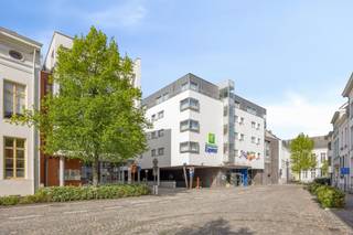 Het kantoor gelegen op de volledige tweede verdieping beschikt over meerdere vergaderzalen, bureauruimtes voor verschillende medewerkers en aparte kantoren voor geconcentreerd werk of directiefuncties. Dankzij deze flexibele indeling is het pand perfect geschikt voor zowel kleine als grotere teams.<br /><br />Daarnaast zijn er tal van praktische voorzieningen aanwezig, waaronder toiletten, een volledig uitgeruste keuken en een berging. Dit zorgt voor een aangename en efficiënte werkomgeving voor medewerkers en bezoekers.<br /><br />Troeven:<br />-Ideale ligging<br />-Vlotte bereikbaarheid met auto en openbaar vervoer<br />-Openbare parking op 50 m<br />-Airco<br />-Alarm<br />-Lift<br /><br />Extra voordeel: er is de mogelijkheid om 3 ondergrondse parkeerplaatsen aan te kopen, gelegen op slechts 150 m van het kantoor, aan €30.000 per plaats.<br /><br />Interesse in deze kantoorruimte met tal van mogelijkheden te koop in Mechelen? Neem gerust contact op met Dewaele Mechelen voor meer informatie of een bezoek ter plaatse.<br /><br /><br /><br /><br />Bestuursmaatregelen in het maatregelenregister: nee<br /><br />Deze AI-visualisaties zijn bedoeld als inspiratie. Er werd geen rekening gehouden met technische specificaties, stedenbouwkundige voorschriften of de concrete mogelijkheden tot realisatie.