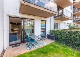 Instapklaar appartement met tuintje te koop aan Ster Der Zee.Op de gelijkvloers verdieping van de residentie Koksijde Promenade (blok Y) vinden we...