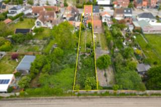 Deze charmante halfopen woning is gelegen op een mooi perceel en biedt een verrassend ruime indeling met tal van mogelijkheden voor wie op zoek is naar een gezellige gezinswoning met karakter. Dankzij de aangename ruimtes, praktische indeling en grote tuin vormt dit pand de ideale thuis voor gezinnen of kandidaat-kopers die graag een woning verder naar eigen smaak willen inrichten.<br />Via de inkomhal komt u terecht in de leefruimte met gezellige zithoek en eetplaats. Verder bevindt er zich de ruime keuken, uitgerust met de nodige toestellen en voldoende plaats om comfortabel te koken en te genieten van het dagelijkse gezinsleven. Op het gelijkvloers vindt u verder een badkamer met douche en lavabo, een apart toilet, een praktische berging, extra tuinberging en een garage. De woning beschikt bovendien over een kelderruimte, ideaal voor extra stockage.<br />Op de eerste verdieping bevinden zich twee volwaardige slaapkamers en een extra kamer die perfect kan dienen als bureau, dressing of kinderkamer. De tweede verdieping werd ingericht als hobbyruimte, maar kan een ruime derde slaapkamer worden.<br />Buiten geniet u van een aangename tuin met voldoende ruimte om te ontspannen, te spelen of gezellig samen te komen met familie en vrienden.<br /><br />Bent u benieuwd naar de mogelijkheden van deze woning? Ontdek zelf de charme, ruimte en het potentieel van deze eigendom. Bezoeken zijn mogelijk op afspraak.<br /><br />EPC: 479 kWh/m² - UC:3870898 ~ Vg, Wg, Gvv, Gvrk, Gmo ~ Ref. MI24642