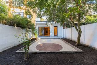 <p>Op zoek naar een modern en lichtrijk appartement met een prachtige tuin? Dit volledig gerenoveerde gelijkvloers appartement combineert ruimte, comfort en een uitstekende ligging.</p><p>Bij het binnenkomen valt meteen de ruime, lichtrijke living op, afgewerkt met een prachtige licht eiken parketvloer. De open keuken is splinternieuw en voorzien van alle comfort. Dankzij de grote glazen schuifdeur geniet je vanuit de woonkamer van een mooi zicht op de ruime, groene tuin.</p><p>Het appartement beschikt over 2 slaapkamers, waarvan één met rechtstreekse toegang tot de tuin via een raamdeur. Verder zijn er een mooie, volledig vernieuwde badkamer, een apart toilet en een praktische berging met plaats voor een wasmachine, droogkast en extra opbergruimte.</p><p>Ook aan de buitenkant werd alles aangepakt: de prachtige voorgevel en het volledige gebouw kregen een grondige renovatie. Alles is dus fris, modern en splinternieuw!</p><p>De ruime tuin is een echte troef en biedt volop mogelijkheden om te ontspannen en te genieten van het groen.</p><p>Ook de ligging is ideaal. Winkels en andere voorzieningen bevinden zich in de buurt, net als het openbaar vervoer en een treinstation. Bovendien bereik je het centrum van Antwerpen in ongeveer 10 minuten.</p><p>Een prachtig, instapklaar appartement waar licht, comfort en groen perfect samenkomen!</p><p>Interesse? Neem contact op voor meer informatie of een bezoek ter plaatse: info@markasa.be of 03/827.72.92</p>