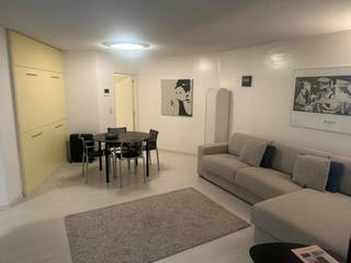 Interessante prijs en in perfecte staat. Ook mooie recente meubels inbegre Indeling inkom, living met keuken, bergruimte , groot terras ,...