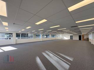 Zeer goed bereikbare kantoren van 409 m² te huur, ideaal gelegen dankzij de directe aansluiting met de R4 op slechts 1 km afstand. Deze...