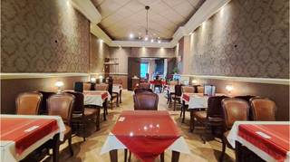 <strong>Instapklaar handelpand</strong> met <strong>Terras </strong>en <strong>Stadstuin </strong>op een commercieel interessante ligging in <strong>Zuid-Oost Vlaanderen</strong>. Thans uitgebaat als bakkerij en tea-room ( kleine keuken en snacks ) Troeven: + Commercieel goed gelegen!<br />+ Instapklaar!<br />+ Zeer goede mobiscore 8,9 op 10!<br />+ Plat dak en plafond recent vernieuwd!<br />+ Mogelijkheid tot aankoop inrichting / materiaal bakkerij en tea-room<br />+ Mogelijkheid tot aankoop marktwagen!<br /><br />Omvat op het gelijkvloers een winkelruimte en gelagzaal voor ca. 65 personen, sanitair blok, keuken, bakkerij, magazijn, terras, stadstuin en een kelderverdieping. Op de eerste verdieping vinden we een magazijn, 4 ruimtes en een badkamer met douche. De tweede verdieping omvat 4 extra kamers. Verder is er nog een zeer ruime zolderverdieping aanwezig. Dit pand is mogelijks onderhevig aan de renovatieplicht van niet-residentieel vastgoed, opgelegd door de Vlaamse overheid.<br />Vastgoedinformatie in aanvraag. P-score=D G-score=D #slimondernemen<br /><br />Bruikbare vloeroppervlakte <strong>533 m²</strong><br />Totale grondoppervlakte <strong>450 m²</strong>