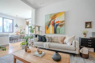 <p>Dit stijlvolle en luxueus afgewerkte appartement, gelegen in de Sint-Salvatorstraat, biedt een uitzonderlijke combinatie van ruimte, comfort en een hoogwaardige afwerking. Met een bewoonbare oppervlakte van 117 m² en twee terrassen is dit de ideale woonoplossing voor wie op zoek is naar elegant en zorgeloos wonen in het hart van de stad.</p><p>Het appartement werd in 2022 volledig en smaakvol gerenoveerd met kwalitatieve materialen en oog voor detail. Dankzij de ruime indeling, de twee volwaardige slaapkamers en twee badkamers geniet u hier van optimaal wooncomfort. Bovendien zijn de meubels mogelijks over te nemen. De eiken parketvloer, ingebouwde dressing en maatkasten zorgen voor een extra luxueuze uitstraling.</p><p><span>Indeling:</span><br />• Gelijkvloers: inkomhal – ruime living – hyper uitgeruste open keuken – eetkamer – bergruimte – twee ruime slaapkamers – twee badkamers<br />• Buiten: twee terrassen – gemeenschappelijke kelderberging en fietsenstalling</p><p><span>Troeven:</span><br />• Luxueuze en instapklare afwerking<br />• Bewoonbare oppervlakte van 117 m²<br />• Twee ruime slaapkamers<br />• Eiken parketvloer<br />• Ingebouwde dressing in de slaapkamer<br />• Twee terrassen <br />• Gemeenschappelijke kelderberging en fietsenstalling</p><p><span>Technische info:</span><br />• EPC: 87 kWh/m² jaar – label A <br />• De elektrische installatie is conform <br />• Centrale verwarming op gas<br />• Stedenbouw: in aanvraag<br />• Watertoets: perceel- en gebouwscore C<br />• De vermelde bewoonbare oppervlakte betreft de bruto oppervlakte zoals vermeld in het EPC-attest.<br /> </p><p>Dit appartement is ideaal voor wie op zoek is naar een ruime en luxueuze thuis met een hoogwaardige afwerking en alle comfort binnen handbereik.</p><p>Vraagprijs: 459.000 euro</p><p>Heb je extra vragen en/of plan je graag een bezoek?<br />Contacteer Bart via 0470 80 51 08 of bart@heritagevastgoed.be<br /> </p>