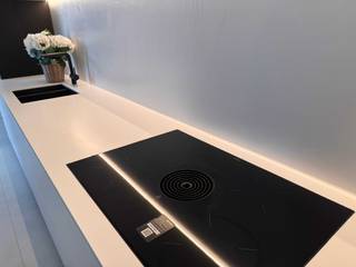 ENERGIE NEUTRALE NBW half open woonerfwoning van uitzonderlijke kwaliteit met GRATIS (meer dan 50000€) alle opties van de modelwoning. Koopbaar aan 6 % btw en 5 jaar geen KI belasting.<br />Wat krijg je? : een super modern ingerichte woning met: een design keuken met een BORA en ijskast, microcombi, afwasser op hoogte, Corian antibacterieel werkblad doorlopend met achterwand. Een centrale stofzuiger, Anywaydoors, XXL spanningloze ceramische vloertegels op anhydriedchap geplaatst (= 25-30% meer rendement van de vloerverwarming. Warmtepomp en 6500kwp zonnepanelen. Basis domotica electro installatie, (batterij kan bijgeplaatst worden) systeem D verluchting installatie. DE woning heeft zelfs eigen drinkwaterproductie, (dus ook geen waterfacturen meer)Inbraakwerende hoogrendementsbeglazing met horren in top geisoleerde alu ramen. dit alles met een EPC van min 13 onder 0 en een score van min25kwh/m2 jaar) en al in orde tegen 2050 DIT IS RECORD BREKEND!!!<br />VERGELIJK de prijs en je ziet dat dit minder dan 3000€/m2 is. Bij de concurentie betaal je minstens 30% meer voor de standaard uitvoering. Hier zit je aan de bron bij de producent zelf<br />De woning is achteraangelegen in alle rust en de tuin grenst aan de gemeenschappelijke tuin (buitenkans)<br />DE maandelijke Gem kost is momenteel ongeveer 50€/mnd. Er is nog wel een ondergrondse parking bij te kopen , de kelder van 12 m2 zit al in de vraagprijs begrepen.<br /><br />