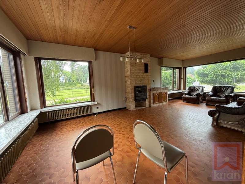 Ruime woning met tuin, 2 grote garages en kelder op 688m²! - foto 5