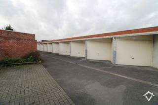Deze afgesloten garagebox (nr.1) in centrum Koekelare is gelegen vlak naast De Kroon. <br />Garage dient enkel gebruikt te worden als parkeerplaats van een voertuig. Geen stockageruimte. <br /><br />Afmetingen:<br />Diepte: rechterkant: 5.2m, linkerkant: 6.6m.<br />Breedte: 2.8m<br />Hoogte garagepoort: 2.1m<br /><br />Syndickosten inbegrepen. <br />Huurprijs 92 €/mnd.<br />Beschikbaar vanaf 1/08/2026<br /><br />Vraag uw bezoek aan via contactformulier.