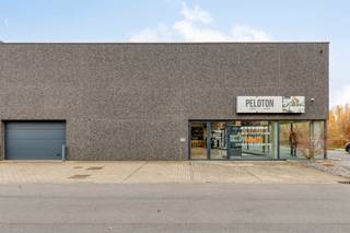 Op een strategische locatie in Kampenhout bevindt zich deze ruime en veelzijdige bedrijfsruimte van 596 m², ideaal voor bedrijven die nood hebben aan een combinatie van toonzaal-, kantoor- en opslagmogelijkheden. Het gebouw is instapklaar, uiterst functioneel ingericht en beschikt over 5 private parkeerplaatsen.<br /><br />Indeling:<br /><br />Gelijkvloers – 321 m²<br />- Ruime toonzaal<br />- Onthaalzone<br />- Technische berging<br />- Garage<br />- Praktische werkhoek<br />- 2 afzonderlijke toiletten<br />- Doucheruimte<br />- Centrale trap naar de verdieping<br /><br />Eerste verdieping – 275 m²<br />- Grote toonzaal<br />- Kleedhokjes<br />- ruime stockagezone<br /><br />De open structuur laat bovendien veel flexibiliteit toe voor herinrichting.<br /><br />Troeven<br />- 5 inbegrepen parkeerplaatsen – bijzonder waardevol voor klanten en medewerkers<br />- Topligging in Kampenhout, vlot bereikbaar met wagen en nabij belangrijke invalswegen<br />- Ruim totaaloppervlak van 596 m² met commerciële en functionele mogelijkheden<br />- Moderne, verzorgde uitstraling met praktische indeling<br />- Instapklaar – onmiddellijk bruikbaar zonder zware verbouwingen<br />- Veel lichtinval dankzij grote raampartijen, ideaal voor toonzaal of showroom<br />- Flexibel inzetbaar: showroom, kantoor, atelier, opslag …<br /><br />Bent u op zoek naar een ruime en strategisch gelegen bedrijfsruimte in Kampenhout met toonzaal, stockage én parkeerplaatsen?<br />Contacteer Jorre via jorre@albert.immo of 0468 28 08 70 voor meer informatie of een bezoek.