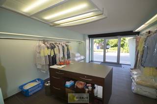 IDEALIS VASTGOED - Handelspand van +-185m² op een gunstige commerciële locatie, de Peltanusstraat te Pelt (Overpelt) met ruim voldoende parkeergelegenheid in de omgeving.<br /> <br />Het gebouw is momenteel als volgt ingericht:<br /> - winkelruimte (23m²) - sas (3m²) – achterliggende handelsruimtes (135m²) – bureau (7,5m²) – toilet + douche (3,5m²) – werkplaats (12m²) – buitenkoer (25m²) -<br /><br />Bijzonderheden:<br />- Gunstige commerciële locatie<br />- Mogelijkheid voor tal van commerciële activiteiten<br />- Mogelijkheid om de winkelruimte van 23m² uit te breiden met achterliggende ruimtes van +- 135m²<br />- Momenteel ingericht als afhaalpunt droogkuis<br />- In het verleden gebruikt als volledig ingerichte droogkuis<br />- Ruim handelspand van +- 185m²<br />- In te richten buitenkoer/tuin van +- 25m²<br />- Recent vernieuwde gasketel<br />- Beschikbaar november 2026<br /><br />Benieuwd naar dit handelspand? Ons IDEALIS Team geeft U met plezier en steeds vrijblijvend de nodige informatie via e-mail , ter plaatse of op ons kantoor te Pelt.<br />Wenst U advies omtrent uw eigen pand? Graag plannen wij vrijblijvend met U een afspraak in om onze expertise met U te delen, steeds tot Uw dienst!!<br />Neem contact op met IDEALIS VASTGOED op 011/515 565 of mail naar info@idealisvastgoed.be!<br />