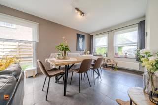 In een kindvriendelijke, rustige verkaveling, vlakbij het centrum van Sleidinge, vind je deze instapklare halfopen woning. Gebouwd in 2006 en...