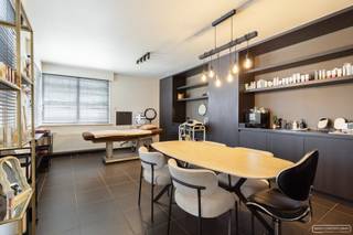 Via het sas zijn er<strong> 3 afzonderlijke toegangen, </strong>voor het bereiken van de<strong> 2 handelspanden en het </strong> <strong>appartement met 3 slaapkamers</strong>.<br /><strong>Handelspanden met verschillende ruimtes en mogelijkheden.</strong><br />Voorzien van <strong>alarmsysteem</strong>, <strong>airco</strong>, <strong>ventilatie D-systeem</strong>, <strong>regenwater</strong>.. <br /><br /><strong>Ligging </strong>: gelegen op de Desselgemseweg Waregem, op minder dan 3km van de op-en afrit van E17, op 1,5 km van het centrum van Waregem. Vlotte bereikbaarheid.<br /><br />Indeling handelspand: <br />Inkomhal met aparte toegangen naar de <strong>kantoor/praktijk/handelsruimtes</strong>. Er is een praktijk/kantoorruimte van <strong>28 m²</strong> en een praktijk/kantoorruimte van <strong>75 m²</strong>.<br />Daarnaast is er nog een bijkomende praktijk/kantoorruimte /berging van<strong> 24 m²</strong> en een keuken / refter van <strong>16 m².</strong> <br />(De totale oppervlakte van het gelijkvloers is 190 m²)<br /><br />Indeling <strong>appartement </strong>(bewoonbare oppervlakte : <strong>150 m²): </strong><br /><strong>Hal</strong>- apart <strong>toilet </strong>- lichtrijke <strong>woon-en eetruimte </strong>(mogelijkheid tot gashaard) - volledig ingerichte <strong>leefkeuken </strong>-<strong> 3 slaapkamers</strong> (ruime slaapkamer en twee kinderkamers) - <strong>badkamer </strong>met ligbad, inloopdouche en lavabomeubel - <strong>zonneterras </strong>van 17 m² bereikbaar via woonruimte en keuken - <strong>buitenberging </strong>/ technische ruimte - zeer ruime, geïsoleerde <strong>zolder </strong>(mogelijkheid tot extra kamers).<br /><br />Voor het gebouw zijn er <strong>ruim voldoende parkeerplaatsen.</strong><br />Er is ook een <strong>dubbele garage (50 m²) </strong>met automatische sectionaalpoort vooraan &amp; achteraan de garage.<br />Achter de garage bevindt zich nog een <strong>terras &amp; tuintje met open zicht </strong>op landbouwgronden.<br /><br /><em><strong>!! Ideaal voor wie op zoek is naar een investering wegens het verhuurd zijn van de 3 eenheden !! </strong></em><br /><br />Wenst u meer info of een bezoek ter plaatse? Bel Martijn op het nummer 0470/62.95.68 of mail naar martijn@maesconceptimmo.be.<br /> 