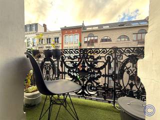 <p><span>Information apartment<br />Practical</span><span> 1-bedroom apartment on the 2nd floor, located in a prime location! In the spacious living area you can cozy up after a busy day or completely unwind on the beautiful balcony. The kitchen is equipped with an induction hob fridge and a separate freezer. The floors are on easy-care laminate. The practical bathroom has a shower-in-bath, toilet, towel dryer and a sink cabinet. The building is well maintained (no elevator). The location between the Groenplaats and the Zuid, the proximity of KdG Hogeschool, numerous restaurants, parks, squares and excellent public transport connections make this location ideal.</span></p><p><span> </span></p><p><span>Layout</span></p><p><span>2nd floor</span></p><ul><li><span>Spacious and bright living space.</span></li><li><span>Practical kitchen, </span></li><li><span>Bathroom with shower-in-bath, a washbasin with single sink and toilet.</span></li><li><span>Spacious bedroom, quietly located at the back for optimal comfort.</span></li></ul><p><span> </span></p><p><span>Additional's</span></p><p><span> </span></p><ul><li><span>EPC: label B</span></li><li><span>Intercom available</span></li></ul><p><span> </span></p><p><span>General information</span></p><ul><li><span>Rental price: 800 EUR/month.</span></li><li><span>Availability: 1/12/2025.</span></li></ul><ul><li><span>General costs: 70 EUR/month - incl. private water consumption (1 person, consumption of common parts and block policy). </span></li><li><span>Consumption: separate meters for electricity and gas.</span></li><li><span>Security deposit: 3 months.</span></li></ul><p><span> </span></p><ul><li><span>Insurance tenant for fire and water damage mandatory.</span></li><li><span>Intended use: 175 EUR excl. VAT per lot.</span></li></ul><p><span> </span></p><p><span>Building</span></p><ul><li><span>A well maintained building.</span></li><li><span>No elevator present.</span></li><li><span>Well-kept entrance hall.</span></li></ul><p><span> </span></p><p><span>Location</span></p><ul><li><span>Excellent location near KdG, on Nationalestraat, where everything is within reach.</span></li><li><span>Pleasant neighborhood with numerous stores and restaurants.</span></li><li><span>Public transportation at short distance, with a Velo station in the immediate vicinity!</span></li><li><span>Only steps away from the Groenplaats and the Zuid.</span></li><li><span>MOBI score: 9,5/10!</span></li></ul><p><span> </span></p><p><span>* The information in this prospect is for informational purposes: prospective tenants should make their own business of obtaining, checking and interpreting this information.</span></p><p><span> </span></p>