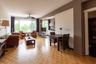 Gemeubeld 1-slaapkamer appartement op de 2de verdieping van een residentieel gebouw met lift! Naast de centrale ligging biedt dit appartement een mooi uitzicht over Stad Antwerpen! Indeling: inkomhal met ingemaakte vestiairekasten; keuken met kasten en toestellen; woonkamer (28 m²) met veel lichtinval; apart toilet; badkamer met lavabomeubel en douche; 1 slaapkamer (16 m²); inclusief kelderberging! Algemene onkosten ca. 150 euro / maand (incl. provisie CV en waterverbruik, poetsen hal, elektriciteit gemene delen, onderhoud lift, ...)! In dichte nabijheid van openbaar vervoer (metro en bus), winkels en banken! Beschikbaar vanaf 01 juli 2026. EPC = 122 kWh/m².