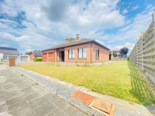 <strong>Wervik, rustig gelegen bungalow met veel ruimte.<br /><br />Indeling</strong><br />Ingang die doorgang biedt naar ruime leefruimte met apart gasten toilet. Naast de woonkamer is er dan een ruime keuken voorzien van gasfornuis, frigo en oven. Naast de keuken doorgang naar dubbele garage met praktische zolder berging. Daarnaast gang naar de slaapkamers waarbij er zich nog een berging bevindt. Tot slot heeft u nog 4 ruime slaapkamers en een badkamer voorzien van ligbad, dubbele spoelbak en wc. <br /><br /><strong>Troeven:</strong>
<ul><li>veel lichtinval</li><li>alles op gelijkvloers</li><li>grote tuin</li><li>rustig gelegen</li><li>4 slaapkamers</li></ul>
bij deze woning geldt de renovatieplicht