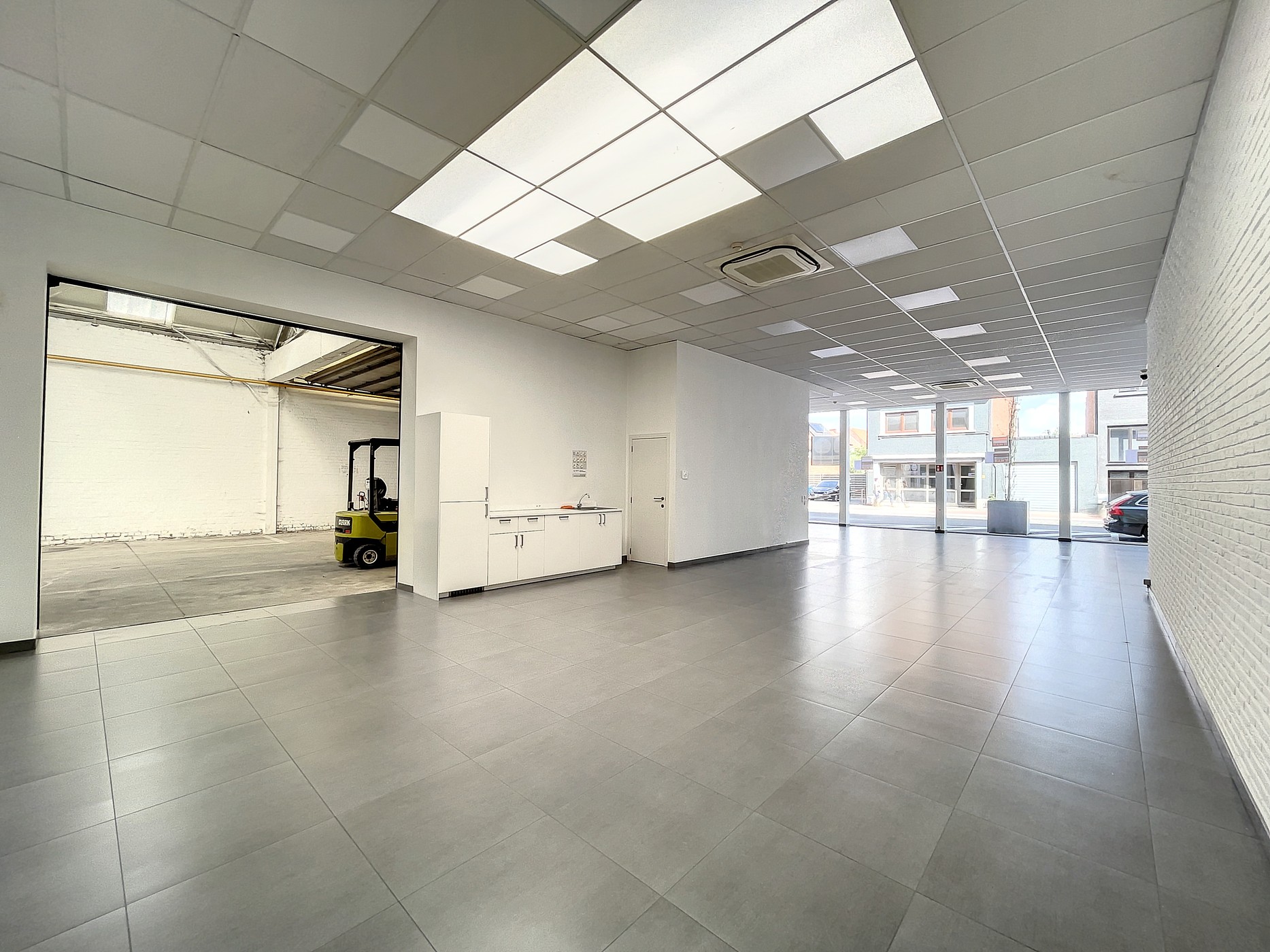 Handelspand 300m² met magazijn 700m² en 4 appartementen in centrum Deinze - photo 4