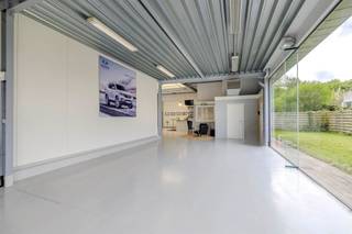 <b>Bedrijfsgebouw met woonst te Geel.</b><br /><br />Het pand omvat een ruime showroom, een kantoorruimte en een werkplaats die momenteel ingericht is als autogarage met een carrosserieafdeling. Aansluitend bevindt zich een ruime, instapklare woning met 3 slaapkamers. De eigendom is gelegen in een industriezone, wat zorgt voor een brede waaier aan gebruiksmogelijkheden. Dankzij de centrale ligging, vlak bij de oprit van de E313, geniet het gebouw van uitstekende bereikbaarheid naar de omliggende gemeenten. Alle essentiële voorzieningen zijn bovendien vlot bereikbaar in de nabije omgeving.