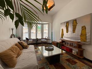 Dit te huur pand is gelegen in een kleinschalige residentie met slechts twee appartementen in de Henegouwenstraat in Gent. Dankzij de centrale ligging geniet u hier van een uitstekende bereikbaarheid en een ideale uitvalsbasis in de stad. Op wandel- en fietsafstand bevinden zich verschillende winkels, supermarkten, scholen, horeca en ontspanningsmogelijkheden.<br /><br />Via de gemeenschappelijke traphal, die u deelt met slechts één medebewoner, bereikt u het appartement. Aan de straatzijde op de eerste verdieping bevindt zich de lichtrijke leefruimte met aangename raampartijen. Aan de andere zijde van de hal, aan de achterkant van het gebouw, vindt u de keuken, een apart toilet, praktische opbergruimte en een kleine veranda. Op de tweede verdieping splitst de gemeenschappelijke hal het appartement op in twee bijzonder ruime slaapkamers, waarvan één beschikt over een eigen badkamer. Als extra troef hoort er bij het pand eveneens een fietsenstalling.<br /><br />Dit authentieke huurpand is beschikbaar vanaf 01/07/2026 voor een maandelijkse huurprijs van €695. De kosten voor EGW zijn apart ten laste van de huurder. Er wordt gewerkt met een huurcontract van 3 jaar en het plaatsen van een domicilie is verplicht.<br /><br />Dit pand graag zelf met uw eigen ogen ontdekken? Neem dan contact op door een mailtje te sturen naar gent@immofrancois.be. Tot binnenkort!<br /><br />