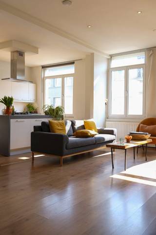 Instapklaar 1-slaapkamerappartement, EPC B<br />Op de tweede verdieping van een kleinschalig gebouw mét lift bevindt zich dit instapklare en bijzonder lichtrijke appartement. Het ligt in de bruisende Seefhoek, ideaal gesitueerd tussen Borgerhout en het centrum van Antwerpen. Je woont hier op wandelafstand van gezellige restaurants, supermarkten en lokale handelaars.<br /><br />Indeling<br />Via de privé inkomhal betreed je het appartement en kom je binnen in de ruime woonkamer met open keuken. Dankzij de grote raampartijen geniet je hier de hele dag door van natuurlijk licht. De open keuken is volledig uitgerust en biedt alle comfort. Er is voldoende ruimte voor een groot salon én een volwaardige eettafel. Aansluitend bevindt zich een praktische bureauruimte. De woonkamer geeft bovendien toegang tot een overdekt terras, ideaal om het hele jaar door van buitenruimte te genieten.<br /><br />De badkamer is modern en functioneel ingericht met douche, toilet en een enkele wastafel met opbergruimte. Daarnaast is er een aansluiting voorzien voor wasmachine en droogkast.<br /><br />Via een trap bereik je de ruime slaapkamer, met daarachter een grote dressing.<br />Dit appartement is perfect voor starters of iedereen die houdt van het stadsleven met comfort en karakter.<br /><br />Bijzonderheden<br />• EPC: B (160 kWh/m²jaar)<br />• Bewoonbare oppervlakte: 98 m²<br />• Automatische zonnewering en airconditioning aanwezig<br />• Gemeenschappelijke kosten: €150/maand (inclusief waterverbruik, blokpolis, onderhoud lift en elektriciteit van de gemeenschappelijke delen)<br /><br />Bezoekmomenten<br />Kijkdagen vinden plaats op zaterdag 25/04/2026 en zaterdag 2/05/2026.<br />Voor meer informatie of een bezoek kan je contact opnemen via handel27@protonmail.com<br />Geen immo.