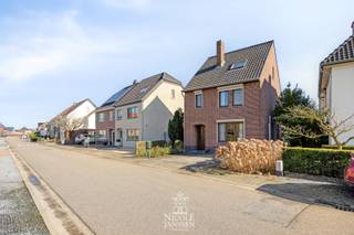 Deze open gezinswoning biedt de mogelijkheid om volledig gelijkvloers te kunnen wonen. In de afgelopen jaren werd de nodige aandacht besteed aan renovatie allerlei. Zo is het dak geïsoleerd en werd er een toffe afgewerkte zolderkamer gerealiseerd. De tuin kan mogelijk nog verkaveld worden tot een extra bouwperceel of u geniet zelf van deze geweldige achteruit naar het water. <br /><br />De woning bevindt zich in een verzorgde, rustige straat waar het heerlijk wonen is. De aangename woonomgeving in het schilderachtige Aldeneik straalt rust en gezelligheid uit. In de achtertuin liggen de Maasplassen en de jachthaven van Herenlaak en ook het centrum van Maaseik is vlot te bereiken. <br /><br />=> Gelijkvloers <br />- Inkomhal met toegang naar de kelder en leefruimte<br />- Inbouw gashaard in de gezellige zithoek<br />- Veel lichtinval door het schuifraam <br />- Rechtstreeks toegang naar het terras achter<br />- Woonkamer met airco <br />- Halfopen keuken voorzien van het nodige comfort<br />- Achterinkom met volledig betegeld gastentoilet met fonteintje (met warm water) <br />- Grote betegelde berging/wasplaats met douche en wastafel <br />- Veel bergruimte door middel van vaste kasten <br />- Overdekte zonnige doorgang/veranda met schuifraam naar buiten<br />- Voormalige garage is omgevormd tot een toffe geïsoleerde hobbyruimte/bureel/extra slaapkamer<br />- Voorzien van laminaat en airco en met een praktische vliering boven deze ruimte<br /><br />=> Eerste verdieping <br />- Luchtige overloop<br />- Slaapkamer met airco en ingebouwde kast<br />- Tweede slaapkamer aan de voorzijde (met airco)<br />- Deels betegelde badkamer met ligbad, toilet en dubbele wastafel<br /><br />=> Tweede verdieping<br />- Fantastische ruime slaapkamer met vaste kasten<br />- Voorzien van mooie parketvloer en veel lichtinval<br />- Adembenemend vergezicht vanuit deze kamer over de achterliggende Maasplassen<br /><br />=> Kelder<br />- Praktische droge kelder voorzien van tegelvloer<br /><br />=> Tuin (inclusief bouwgrond) <br />- Diepe achtertuin met extra uitgang richting Maasplassen<br />- Mogelijk te verkavelen tot extra bouwperceel aan de Broekstraat<br />- Fantastische ligging<br />- Waar genot voor natuur- en watersportliefhebber <br /><br />=> Indeling <br />Gelijkvloers: inkomhal, woonkamer, keuken, achterinkom met toilet, grote wasplaats/badkamer, veranda/tussenruimte, hobbyruimte/slaapkamer/bureel; <br />Eerste verdieping: overloop, badkamer en twee slaapkamers; <br />Tweede verdieping: slaapkamer/hobbyruimte; <br />Kelder: twee voorraadruimtes.